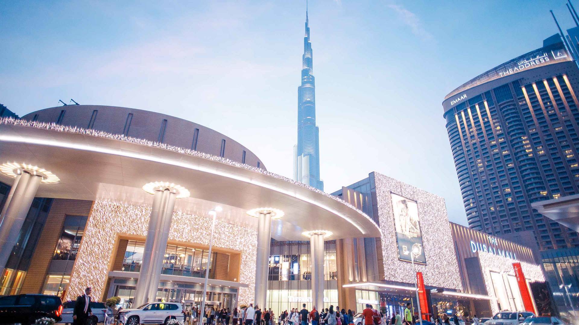 Dubai Shopping Mall's Grand Architecture and Shopping Atrium